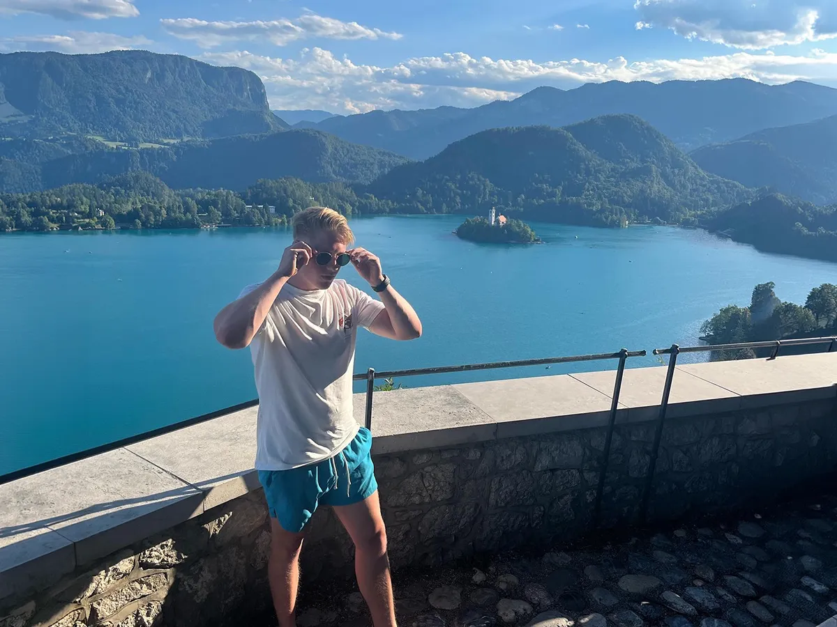 Tim bij het meer van Bled in Slovenië