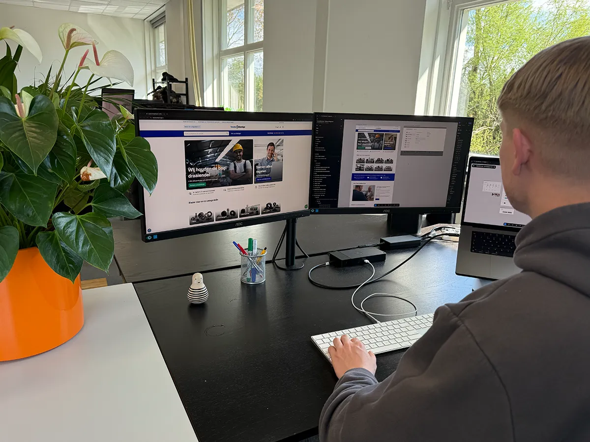 Tim aan het werk achter zijn scherm