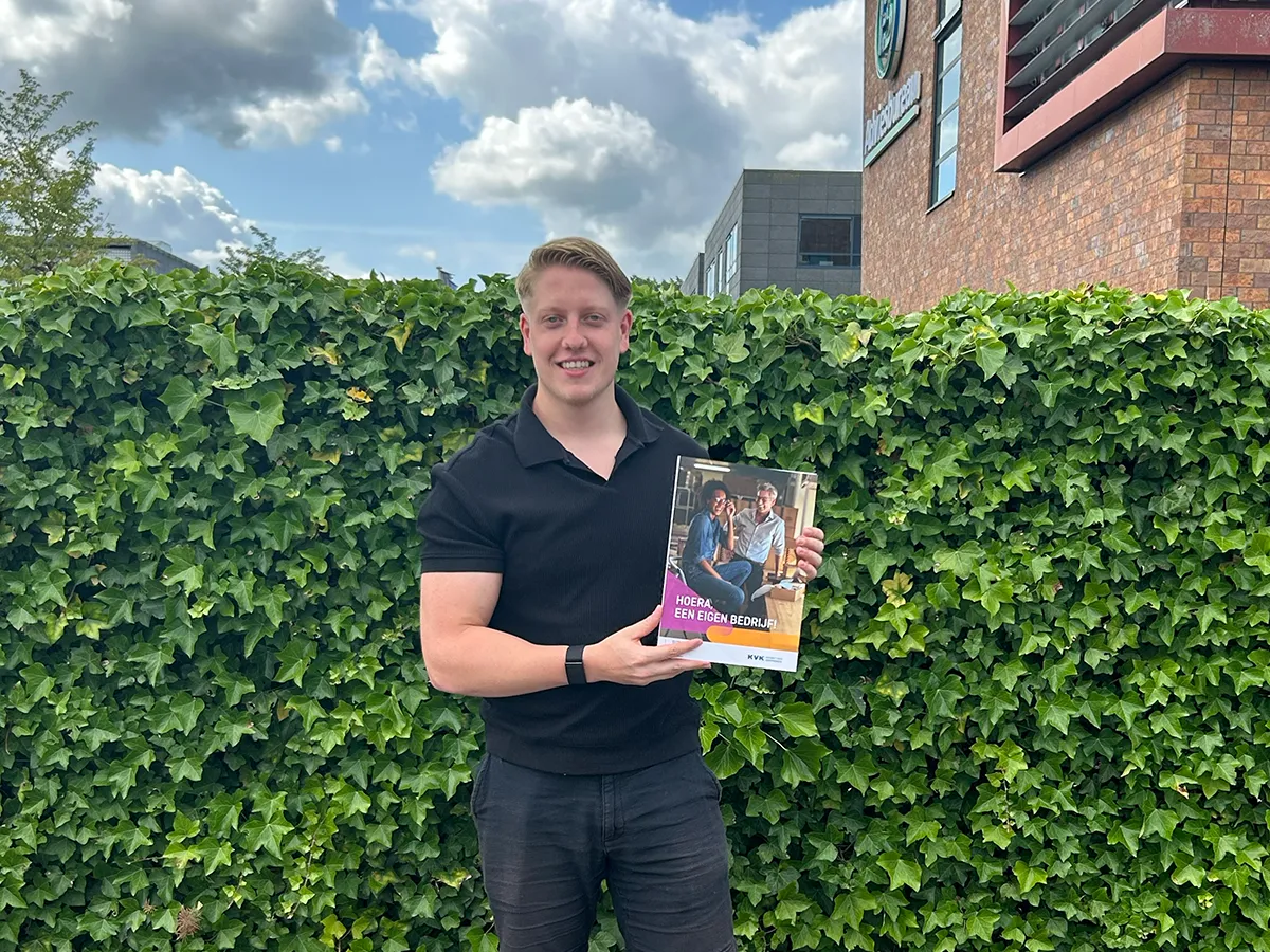 Tim met het KvK-boekje 'Hoera, een eigen bedrijf'