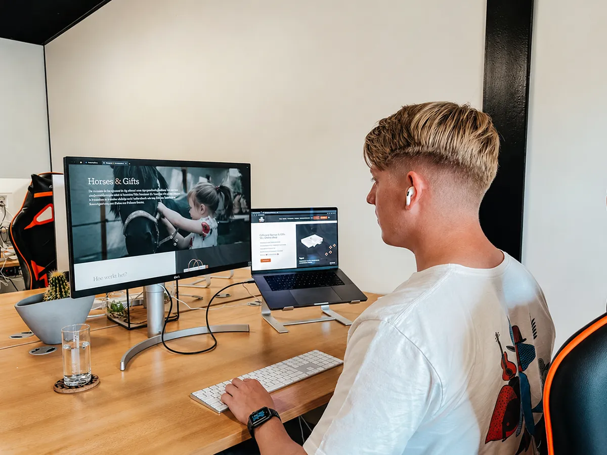 Tim's werkplek met dubbele monitoren